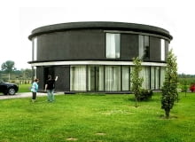 Dom jednorodzinny w Mikołowie (niewykończony), proj. Damian Radwański, Roman Rutkowski. Projekt budynku powstał w 2004 r. Dom jednorodzinny w Mikołowie: tak jak pozostałe budynki, także dom jednorodzinny jest cylindrem, któremu ciągle niestety brakuje wykończeniowej warstwy aluminium na elewacji. (współpraca: Damian Radwański). Projekt budynku powstał w 2004 r.