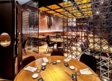 Ażurowe oddzielenie stref wnętrza pozwala je szybko przearanżować.