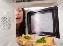 Nowoczesne kuchenki mikrofalowe oprócz podgrzewania i rozmrażania oferują inne liczne funkcje, jak choćby gotowanie czy pieczenie. Pomożemy ci je poznać, podpowiemy również, czym się kierować przy zakupie mikrofalówek i jak bezpiecznie z nich korzystać.<br/> <B>Zanim kupisz, zwróć uwagę na:</B><BR/> <B>Pojemność.</B> Jest określana w litrach; informuje o tym, jak dużą porcję produktów można jednorazowo umieścić w komorze, wpływa też na zewnętrzne wymiary urządzenia. Najmniejsze kuchenki, o pojemności 17-19 litrów, mieszczą talerz o średnicy około 25 cm. Średnie mają 20-24 litry, największe zaś 25-38 litrów; w tych ostatnich potrawy na ogół ustawia się na kilku poziomach, mają też najwięcej funkcji.<BR/> <B>Moc mikrofal.</B> Im wyższa, tym szybciej zostanie przygotowany posiłek. Najczęściej maksymalna moc urządzenia sięga 900-1000 W. Intensywność pracy można regulować, wybierając jeden z kilku poziomów mocy.<BR/> <B>Sterowanie.</B> Mechaniczne jest najprostsze, ale mało precyzyjne - jednym pokrętłem ustawia się moc grzania, drugim czas pracy. Taka kuchenka spełni swoje zadanie, jeśli ma służyć tylko do podgrzewania albo rozmrażania potraw. Do gotowania lub pieczenia lepsze są urządzenia ze sterowaniem elektronicznym, w których parametry i funkcje wybiera się za pomocą przycisków. Modele te mają dużą liczbę funkcji i programów automatycznych, co z jednej strony ułatwia przygotowywanie posiłków, z drugiej jednak utrudnia obsługę, zwłaszcza na początku użytkowania kuchenki. Nowoczesne kuchenki mikrofalowe oprócz podgrzewania i rozmrażania oferują inne liczne funkcje, jak choćby gotowanie czy pieczenie. Pomożemy ci je poznać, podpowiemy również, czym się kierować przy zakupie mikrofalówek i jak bezpiecznie z nich korzystać.<br/> <B>Zanim kupisz, zwróć uwagę na:</B><BR/> <B>Pojemność.</B> Jest określana w litrach; informuje o tym, jak dużą porcję produktów można jednorazowo umieścić w komorze, wpływa też na zewnętrzne wymiary urządzenia. Najmniejsze kuchenki, o pojemności 17-19 litrów, mieszczą talerz o średnicy około 25 cm. Średnie mają 20-24 litry, największe zaś 25-38 litrów; w tych ostatnich potrawy na ogół ustawia się na kilku poziomach, mają też najwięcej funkcji.<BR/> <B>Moc mikrofal.</B> Im wyższa, tym szybciej zostanie przygotowany posiłek. Najczęściej maksymalna moc urządzenia sięga 900-1000 W. Intensywność pracy można regulować, wybierając jeden z kilku poziomów mocy.<BR/> <B>Sterowanie.</B> Mechaniczne jest najprostsze, ale mało precyzyjne - jednym pokrętłem ustawia się moc grzania, drugim czas pracy. Taka kuchenka spełni swoje zadanie, jeśli ma służyć tylko do podgrzewania albo rozmrażania potraw. Do gotowania lub pieczenia lepsze są urządzenia ze sterowaniem elektronicznym, w których parametry i funkcje wybiera się za pomocą przycisków. Modele te mają dużą liczbę funkcji i programów automatycznych, co z jednej strony ułatwia przygotowywanie posiłków, z drugiej jednak utrudnia obsługę, zwłaszcza na początku użytkowania kuchenki.