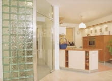 Ściana z pustaków szklanych może dzielić i zdobić, nie może jednak pełnić funkcji nośnych, a więc nie należy na niej opierać żadnych elementów konstrukcyjnych. Ściana z pustaków szklanych może dzielić i zdobić, nie może jednak pełnić funkcji nośnych, a więc nie należy na niej opierać żadnych elementów konstrukcyjnych.