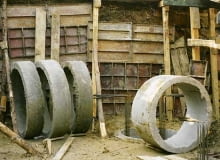 Jeśli grubość warstw słabych gruntów nie jest większa niż 2-3 m, budynek można posadowić na studniach kopanych. Wykonuje się je z kręgów betonowych. Jeśli grubość warstw słabych gruntów nie jest większa niż 2-3 m, budynek można posadowić na studniach kopanych. Wykonuje się je z kręgów betonowych.