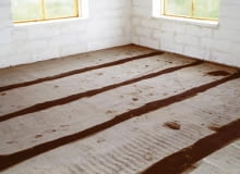 Izolacja podłogi na gruncie: papa ułożona z dwudziestocentymetrowym zakładem. IZOLACJA PRZECIWILGOCIOWA PODLOGI NA GRUNCIE - PAPA ULOZONA Z DWUDZIESTOCENTYMETROWYM ZAKLADEM