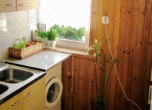 <B>Pani domu nie wierzyła, że ponurą, niewygodną klitkę uda się zmienić w atrakcyjne wnętrze. A jednak! Dzięki przemyślanemu projektowi kuchnia nie tylko zyskała na urodzie i przestronności, ale stała się też znacznie bardziej funkcjonalna.</B> <BR />PRZED ZMIANĄ. Boazeria na ścianach i suficie dodatkowo pomniejszała małe pomieszczenie (5,7 m kw.). Gospodyni brakowało schowków, nie wystarczał jej też zbyt krótki blat roboczy. <B>Pani domu nie wierzyła, że ponurą, niewygodną klitkę uda się zmienić w atrakcyjne wnętrze. A jednak! Dzięki przemyślanemu projektowi kuchnia nie tylko zyskała na urodzie i przestronności, ale stała się też znacznie bardziej funkcjonalna.</B> <BR />PRZED ZMIANĄ. Boazeria na ścianach i suficie dodatkowo pomniejszała małe pomieszczenie (5,7 m kw.). Gospodyni brakowało schowków, nie wystarczał jej też zbyt krótki blat roboczy.