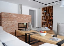 Spójnym elementem na dolnej kondygnacji jest stara cegła. Widać ją nie tylko w jadalni, ale też w salonie, gdzie tworzy oprawę dużego kominka. dom, kolorowy dom, dom pełen kolorów, mysłowice