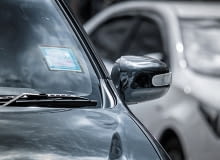 Jak odkleić naklejkę z szyby samochodu? Jak odkleić naklejkę z szyby samochodu?