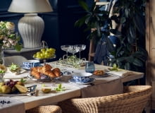 Kolorowe szkło w aranżacji stołu