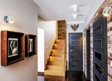 Ciepły i przytulny przedpokój udało się zaaranżować dzięki ceglanej okładzinie ściennej i rodzinnym fotografiom. przedpokój, aranżacja przedpokoju