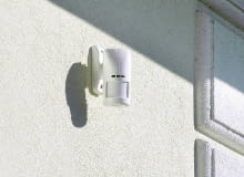 W słabo uszczelnionych czujkach zewnętrznych lubią zagnieździć się pająki, powodując fałszywe alarmy. Warto więc wybierać tylko sprzęty dobrej jakości W słabo uszczelnionych czujkach zewnętrznych lubią zagnieździć się pająki, powodując fałszywe alarmy. Warto więc wybierać tylko sprzęty dobrej jakości