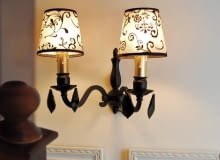 W stylu glamour. Podniszczony mosiężny kinkiet, jakich wiele można znaleźć na targach staroci, łatwo odmienić, nadając mu tak modny ostatnio styl glamour. Trzeba tylko kupić ładne abażury, wisiorki z kryształu bądź imitującego go plastiku oraz trochę farby. Koszt: 100 zł