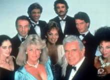 Dynastia to bez wątpienia jedna z najpopularniejszych oper mydlanych w historii telewizji. W Polsce emitowany był przez TVP 1 od 1990 do 1993 roku. Losy bogatej rodziny Carringtonów śledziły miliony Polaków. seriale, kultowe seriale, seriale z naszego dzieciństwa