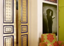 Zrób to sam: pozłota. Złote dekoracje za grosze - do ich zrobienia wystarczy farbka, brokat, płatki dekoratorskie lub flamaster. Za ich pomocą dodamy blasku zwykłym domowym przedmiotom. Pałacowe drzwi. Drzwi myjemy wodą z płynem do mycia naczyń, ubytki szpachlujemy, szlifujemy całą powierzchnię drobnym papierem ściernym i malujemy farbą np. w kolorze ugru. Nakładamy klej do złoceń, a gdy przeschnie - złoto w płatkach (na zakładkę, za pomocą miękkiego pędzla). Następnego dnia usuwamy szmatką nadmiar złota i zabezpieczamy powierzchnię żywicą akrylową. Na koniec malujemy farbą akrylową wzory. WNETRZA ZLOTE DEKORACJE STYLIZACJA JOLANTA KOLARY , KINGA KOLARY FOT. RADOSLAW WOJNAR PUBLIKACJA CZTERY KATY NR 7 (201) - 7 2008