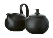 <B>Odpowiednio użyta czerń, nadaje wnętrzu nowych barw. Powód? Dobrze współgra z prawie wszystkimi kolorami. Oto kilka ciekawych produktów, które pomogą wprowadzić ją do kuchni, salonu, sypialni, a nawet do ogrodu.</B> <BR />Cukiernica i mlecznik Jasmine, Bredemeijer - 95 zł <B>Odpowiednio użyta czerń, nadaje wnętrzu nowych barw. Powód? Dobrze współgra z prawie wszystkimi kolorami. Oto kilka ciekawych produktów, które pomogą wprowadzić ją do kuchni, salonu, sypialni, a nawet do ogrodu.</B> <BR />Cukiernica i mlecznik Jasmine, Bredemeijer - 95 zł