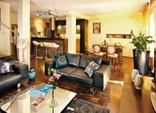 <B>Nikt z nas nie wątpi, że stół, nawet jeśli na co dzień jadamy posiłki na mieście, jest niezbędny w mieszkaniu. Pytanie tylko, gdzie postawić tak duży mebel, by nie stał się zawalidrogą. Popatrzmy, jak ten problem został rozwiązany w prezentowanych wnętrzach.</B> <BR />Sporą, otwartą przestrzeń dzienną podzielono na strefy o różnej funkcji. Jedną z nich, tę położoną tuż przy kuchni, przeznaczono na jadalnię. Jest ona wyraźnie oddzielona od kąta wypoczynkowego, tak że funkcje pomieszczenia nie kolidują ze sobą. UWAGA ! PONOWNA PUBLIKACJA WYLACZNIE ZA ZGODA WLASCICIELI WARSZAWA , DOM , WNETRZA - SALON , MEBLE STYLIZACJA EVA MILCZAREK FOT. RADOSLAW WOJNAR PUBLIKACJA CZTERY KATY NR 4 (222) - 4 2010 SLOWA KLUCZOWE: ARCHITEKTURA WNETRZE SALON MEBEL ZDJĘCIE DO WKŁADKI: PUBLIKACJA CZTERY KATY NR 4 (222) - CZASOPISMA