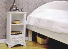 <B>Każdą posadzkę powinno się wykończyć listwami przypodłogowymi. Często po ich zamontowaniu okazuje się, że w miejscu, gdzie stykają się ze ścianą, pozostały szczeliny. Pokazujemy, jak w prosty sposób zamaskować je.</B> <BR />Do pracy potrzebne są: pistolet z silikonem, pędzel, taśma malarska i mieseczka na wodę. UWAGA PONOWNA PUBLIKACJA ZA ZGODA WLASCICIELI WARSZAWA MIESZKANIE W KAMIENICY NZ WNETRZA SYPIALNIA STYLIZACJA AGNIESZKA OSAK-REJMER FOT. SYLWESTER REJMER PUBLIKACJA CZTERY KATY NR 3 (209) - 3 2009 SLOWA KLUCZOWE: WNETRZA