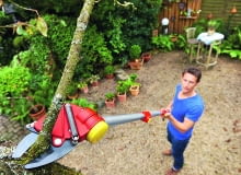 Sekator teleskopowy z ostrzem nożycowym umożliwia przycinanie gałęzi na wysokości nawet 5,6 m bez drabiny, ok. 400 zł, MTD. Sekator teleskopowy z ostrzem nożycowym umożliwia przycinanie gałęzi na wysokości nawet 5,6 m bez drabiny, ok. 400 zł, MTD.
