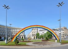 Tęcza na Placu Zbawiciela w Warszawie. Instalacja artystyczna autorstwa Julity Wójcik.