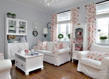 Pomysł na wystrój mieszkania narodził się w czasie wycieczki do Szwecji. Tam pani Izabela zakochała się w stylu skandynawskim. - Oszalałam na punkcie charakterystycznej dla niego prostoty, bieli i błękitu - wspomina. - Zaglądałam przez okna do mieszkań i w wyobraźni urządzałam własne. <BR /> WNĘTRZA. Witrynka i żyrandol zostały kupione na aukcjach internetowych. Większość kwiecistych, zbyt krzyk-liwych wzorów na froncie mebla gospodyni zamalowała. Zardzewiały żyrandol w rękach pani Izabeli odzyskał swój blask. OLYMPUS DIGITAL CAMERA