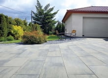 Nawierzchnie z wielkoformatowych płyt układa się szybko, a uzyskane z nich deptaki i podjazdy są łatwiejsze w pielęgnacji. Nawierzchnie z wielkoformatowych płyt układa się szybko, a uzyskane z nich deptaki i podjazdy są łatwiejsze w pielęgnacji.