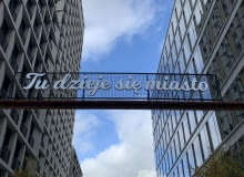 "Tu dzieje się miasto" - neon w Browarach Warszawskich