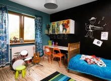 <B>Tymek rósł, zmieniały się jego zainteresowania i tryb życia, a w zajmowanym przez niego pokoju czas jakby się zatrzymał. Rodzice uznali, że nie ma już na co czekać i zawezwali na pomoc stylistkę.</B> <BR />PO ZMIANIE. Tymek bardzo lubi kolor czarny i chciał go mieć w&#8200;swoim pokoju, stylistka zaproponowała więc pomalowanie na tę barwę jednej ze ścian (użyto farby magnetycznej, po której można także pisać). Fronty szafki nad biurkiem zostały ozdobione kolorowymi naklejkami z wizerunkami komiksowych bohaterów. Wyeksponowane miejsce pod&#8200;oknem zajęły perkusja&#8200;i&#8200;gitara, na&#8200;których chłopiec uczy&#8200;się&#8200;grać.
