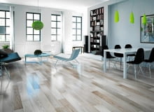 <B>Na pytania czytelników dotyczące aranżacji wnętrz odpowiada architektka i projektantka wnętrz Małgorzata Muc. <BR />Mam w salonie dębowy parkiet, który po latach ściemniał, nabierając szarego odcienia. Nie podoba mi się ten kolor, a tak solidnej podłogi zmieniać nie chcę. Koleżanka doradziła mi jej rozbielenie. Jak to zrobić?</B> <BR />Ostatnio często rozbiela się podłogi metodą ługowania. Ług do drewna (sprzedawany w supermarketach budowlanych) to substancja żrąca, która wnikając głęboko w drewno, zmienia trwale jego barwę, a przy okazji uwydatnia rysunek słojów. Przed przystąpieniem do bielenia należy dokładnie usunąć stary lakier, a potem - kurz i brud. Ług nakładamy miękkim pędzlem, prowadząc go wzdłuż słoi (nie zapomnijmy o rękawiczkach). Gdy preparat wyschnie, podłogę zabezpieczamy olejem bądź lakierem. <B>Na pytania czytelników dotyczące aranżacji wnętrz odpowiada architektka i projektantka wnętrz Małgorzata Muc. <BR />Mam w salonie dębowy parkiet, który po latach ściemniał, nabierając szarego odcienia. Nie podoba mi się ten kolor, a tak solidnej podłogi zmieniać nie chcę. Koleżanka doradziła mi jej rozbielenie. Jak to zrobić?</B> <BR />Ostatnio często rozbiela się podłogi metodą ługowania. Ług do drewna (sprzedawany w supermarketach budowlanych) to substancja żrąca, która wnikając głęboko w drewno, zmienia trwale jego barwę, a przy okazji uwydatnia rysunek słojów. Przed przystąpieniem do bielenia należy dokładnie usunąć stary lakier, a potem - kurz i brud. Ług nakładamy miękkim pędzlem, prowadząc go wzdłuż słoi (nie zapomnijmy o rękawiczkach). Gdy preparat wyschnie, podłogę zabezpieczamy olejem bądź lakierem.