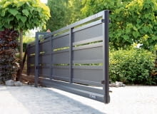 Brama samonośna, jak sama nazwa wskazuje, unosi się kilka centymetrów nad ziemią. Niestraszne jej zaspy ani mróz Brama samonośna, jak sama nazwa wskazuje, unosi się kilka centymetrów nad ziemią. Niestraszne jej zaspy ani mróz