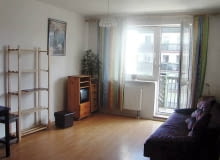 PRZED ZMIANĄ. Pokój z aneksem kuchennym był częściowo umeblowany. Ze względu na nieduży budżet młody gospodarz zdecydował się wymienić tylko niektóre sprzęty; resztę po prostu odnowiono. PRZED ZMIANĄ. Pokój z aneksem kuchennym był częściowo umeblowany. Ze względu na nieduży budżet młody gospodarz zdecydował się wymienić tylko niektóre sprzęty; resztę po prostu odnowiono.