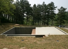 Earth House pod Seulem, to weekendowy podziemny dom architekta Byoung Soo Cho. Dom jest nowoczesną ziemianką, ale sporo w nim odwołań do tradycyjnej architektury koreańskiej jak i wiejskich chat korea południowa, nietypowe, dom, beton