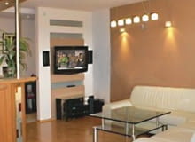 Metamorfoza pokoju dziennego: wyjście z cienia. Jeszcze niedawno odnosiło się wrażenie, że w tej otwartej części dziennej to salon jest aneksem w kuchni, a nie odwrotnie. Gdy zniknął masywny barek, zmieniono umeblowanie i kolorystykę oraz wprowadzono nowe dekoracyjne dodatki, kąt wypoczynkowy zaczął nareszcie odgrywać główną rolę. PEZED ZMIANĄ: poprzedni właściciele lubili ciepłe, spokojne kolory. Jednolitą, karmelowo-kremową kolorystykę nadali więc i części wypoczynkowej, i aneksowi kuchennemu, co bardzo je do siebie upodobniło.