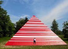 Piramida - projekt autorstwa Maurycego Gomulickiego 09.06.2015 Krakow . Park Lotnikow Polskich , teren przy Muzeum Lotnictwa , rzezba Piramida autorstwa Maurycego Gomulickiego w ramach projektu " Wielokulturowosc nie dziala . Artysci przeciw przemocy " . Fot. Michal Lepecki / Agencja Gazeta SLOWA KLUCZOWE: sztuka kultura muzeum lotnictwa rzezba gomulicki piramida