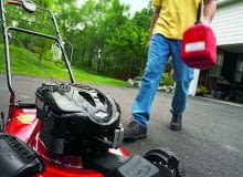 Paliwo w kosiarce spalinowej najlepiej wypalić do końca lub zmieszać paliwo ze specjalnym dodatkiem