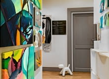 W przedpokoju przy drzwiach wisi tablica, na której gospodarze pozostawiają sobie liściki i informacje. Spokoju w?mieszkaniu pilnuje... biały piesek Magis Puppy (Eero Aarnio) - ulubiona designerska maskotka, prezent od przyjaciół. przedpokój, aranżacja przedpokoju