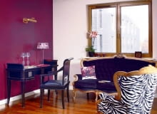 Pełna symbioza. Biurko nie musi być schowane w dosłownym tego słowa znaczeniu. Często wystarczy wybrać taki model, który nie będzie dominować w pomieszczeniu. Oczywiście nie powinien to być mebel typowo gabinetowy - ciężki i masywny, bo taki wszędzie rzuca się w oczy. Co innego dopasowane do wystroju lekkie biureczko - ono może nawet uatrakcyjnić wygląd całego wnętrza. POKOJ WNETRZE MEBLE