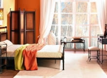 To wiecznie zielone drzewo, znane też pod nazwą hewea (od łacińskiej nazwy Hevea brasiliensis), w stanie dzikim rośnie w Ameryce Południowej, ale uprawia się je również na plantacjach w Afryce oraz w Azji Południowo-Wschodniej. Wydzielany przez nie sok mleczny jest źródłem naturalnego kauczuku stosowanego do wyrobu gumy. Po 25-30 latach drzewa przestają wytwarzać sok, wtedy się je wycina.<br/> Meble z kolekcji Parigi, drewno kauczukowca i rattan Vinotti Furniture łóżko, 1990 zł, stolik nocny, 701 zł, parawan, 877 zł, toaletka, 992 zł, lustro, 573 zł, taboret, 304 zł. To wiecznie zielone drzewo, znane też pod nazwą hewea (od łacińskiej nazwy Hevea brasiliensis), w stanie dzikim rośnie w Ameryce Południowej, ale uprawia się je również na plantacjach w Afryce oraz w Azji Południowo-Wschodniej. Wydzielany przez nie sok mleczny jest źródłem naturalnego kauczuku stosowanego do wyrobu gumy. Po 25-30 latach drzewa przestają wytwarzać sok, wtedy się je wycina.<br/> Meble z kolekcji Parigi, drewno kauczukowca i rattan Vinotti Furniture łóżko, 1990 zł, stolik nocny, 701 zł, parawan, 877 zł, toaletka, 992 zł, lustro, 573 zł, taboret, 304 zł.