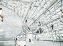 Instalacja "In Orbit", autor: Tomás Saraceno. Instalacja "In Orbit", autor: Tomás Saraceno.