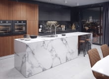 Czarno-biała kuchnia. Bateria zlewozmywakowa z wyciąganym natryskiem Sonata BNA4, zlewozmywak jednokomorowy wpuszczany len DR4977RTSH.