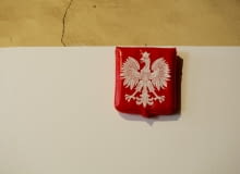 Łódź Design Festival 2010 - Wystawa Underpressure; kurator Oskar Zięta. Dmuchane godło; proj. Bartosz Mucha. design, łódź design, meble, projektanci