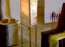 Materiały i narzędzia: oprawka żarówki z kablem, bambusowe pręty: 3 grubsze kawałki dł. 120 cm i 2 cienkie dł. 30 cm, papier czerpany, mata słomiana, sznurek, drut, klej, tektura, pędzel, nożyczki, paski zaciskowe, wiertarka WNETRZA LAMPA ORIENTALNA WYKONANA Z BAMBUSA I MATY