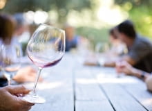 Kieliszki degustacyjne powinno się myć wyłącznie woda, aby nie przenikały w nie obce zapachy.