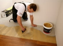 Rodzaj kleju do parkietu powinien być dopasowany do gatunku drewna układanie podłogi drewnianej