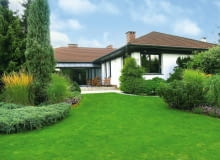 Sekret niskich kosztów tkwi w prostocie, a nie w przesadnym ograniczaniu metrażu, kupowaniu przecenionych materiałów i wynajmowaniu tanich ekip ONE TIME USE ONLY DO JEDNOKROTNEJ PUBLIKACJI DOM I OGROD PRYWATNY PANSTWA TARLOWSKICH , NZ RABATY Z OZDOBNYMI TRAWAMI FOT. LESZEK JAMPOLSKI PUBLIKACJA LADNY DOM NUMER SPECJALNY - LADNY OGROD 1/2008 - 4 2008