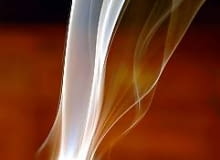 Gotowe kadzidła ziołowe, żywiczne, różne dodatki zapachowe i prasowany węgiel drzewny, tzw. trybularzowy, można kupić w sklepach z dewocjonaliami. Krążek węgla o średnicy 4 cm w mieszkaniu żarzy się ok. półtorej godziny. Opakowanie (10 sztuk) kosztuje 5-8 zł. 06.11.03 WARSZAWA KADZIDLO DOM WNETRZE ATAPY ARANZACJA I WYKONANIE PIOTR SYGA POMYSLY DO PISMA KWIETNIK FOT. PAWEL SLOMCZYNSKI / AGENCJA GAZETA