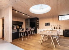 Urządzając wspólną, otwartą przestrzeń, zachowaj spójną aranżację. Wybierz tę samą formę wykończenia ścian, podobną kolorystykę i wstaw elementy łączące oba wnętrza. Tutaj są nimi, np. krzesła i hokery z tej samej kolekcji. Urządzając wspólną, otwartą przestrzeń, zachowaj spójną aranżację. Wybierz tę samą formę wykończenia ścian, podobną kolorystykę i wstaw elementy łączące oba wnętrza. Tutaj są nimi, np. krzesła i hokery z tej samej kolekcji.