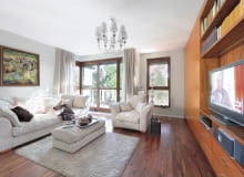 <B>Pomieszczenie zaaranżowane w jednorodnym stylu zawsze się podoba, niezależnie od zmieniających się wnętrzarskich mód. Nie muszą to być poprawne, muzealne stylizacje, zazwyczaj rażące sztucznością. Naturalniej wyglądają wnętrza, w których jedynie przywołano atmosferę specyficzną dla danej epoki czy regionu.</B> <BR >Wychodząc z założenia, że klasyka jest zawsze na czasie, gospodarze zdecydowali się urządzić salon w tym ponadczasowym stylu. Spokojna i harmonijna aranżacja gwarantuje, że wystrój nieprędko się znudzi. <BR >WIECZNA KLASYKA. Jedną ze ścian w całości zabudowano regałem łączącym pojemną szafę z biblioteczką i miejscem na telewizor. Estetyczny mebel zrobiono na zamówienie z drewna orzecha. Ten sam gatunek wybrano na podłogę. Ośmioramienny żyrandol to uproszczona wersja wzorów z XVIII i XIX wieku. Tapicerowany puf pełni z powodzeniem funkcję stolika kawowego.