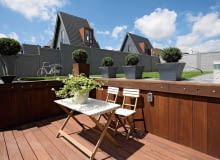 <B>Barwy drewna podlegają modom tak samo jak kolory ścian. Na szczęście dzięki preparatom barwiąco-ochronnym możemy zmienić odcień mebli, podłóg czy boazerii, dostosowując je do nowych trendów.</B> <BR />Olej do drewna. Jest to substancja naturalna, nie tworzy na owierzchni twardej powłoki tak jak lakier, tylko wnika w głąb drewna, wzmacniając jego strukturę. Skutecznie zabezpiecza też przed działaniem wilgoci. Olejowanie to ekologiczna alternatywa dla lakierów. Olej nie tylko dobrze chroni drewno, ale również podkreśla jego naturalną urodę, uwydatniając rysunek słojów. Umożliwia też tak modne ostatnio matowe wykończenie podłóg, blatów. Dostępny jest olej bezbarwny, który pogłębia naturalną barwę drewna, oraz zmieniający kolor gatunków krajowych na odcień palisandru czy merbau.