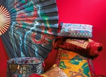 <B>Meble i dodatki z Dalekiego Wschodu kuszą oryginalną formą, kunsztownymi zdobieniami i bajecznymi kolorami. Nie opierajmy się tej pokusie! Warto je kupić, bo ich dekoracyjna moc jest naprawdę ogromna.</B> <BR />Wachlarz, bambus i płótno - 110 zł, meble-teak.com.pl; Na skrzyni: poszewka na poduszkę, bawełna - 30 zł, Decor India; narzuta, patchwork - 704 zł, indigo.info.pl; skrzynia, ręcznie malowane drewno różane - 409 zł, meble-teak.com.pl; na podłodze od lewej: puf, patchwork - 190 zł, Decor India; poszewka na poduszkę, patchwork - 30 zł, Decor India; poszewka na poduszkę, żakard - 30 zł, Decor India; poszewka na poduszkę, bawełna - 30 zł, Decor India 9. Poduszka, jedwab - 84 zł Indigo Meble Indyjskie; poduszka, jedwab - 84 zł, Indigo Meble Indyjskie; dywan, juta - 950 zł, Decor India; poduszka, jedwab - 35 zł, Indigo Meble Indyjskie. 28.05.2013 , WNETRZA , WZORNICTWO , TEMAT ORIENT , CZTERY KATY , STYLIZACJA BEATA DRZEWOZOWSKA . FOT. MICHAL MUTOR SLOWA KLUCZOWE: WNETRZA