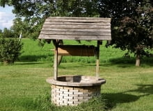 Studnia w prostym wydaniu. Drewniane zadaszenie chroni przed zanieczyszczaniem wody przez liście czy wody opadowe Studnia w prostym wydaniu. Drewniane zadaszenie chroni przed zanieczyszczaniem wody przez liście czy wody opadowe