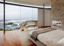 Umieszczenie sypialni na piętrze nie tylko izolują ją od hałasu w strefie dziennej, ale także otwiera na widoki sypialnia, kominek