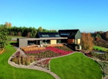 Projekt: MOKAA_architekci  https://mokaa.pl/.  Powierzchnia użytkowa domu: 400 m2.  Powierzchnia działki: 0,5 ha.  Mieszkańcy: dwie osoby dorosłe Projekt: MOKAA_architekci  https://mokaa.pl/.  Powierzchnia użytkowa domu: 400 m2.  Powierzchnia działki: 0,5 ha.  Mieszkańcy: dwie osoby dorosłe