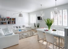 UWAGA ! PONOWNA PUBLIKACJA WYLACZNIE ZA ZGODA WLASCICIELI WNETRZA , KUCHNIA ( BIALA ) , MEBLE , WIDOK NA SALON STYLIZACJA EVA MILCZAREK FOT. RADOSLAW WOJNAR PUBLIKACJA CZTERY KATY NR 2 (220) - 2 2010 SLOWA KLUCZOWE: WNETRZE ARCHITEKTURA KUCHNIA MEBEL SALON ZDJĘCIE DO WKŁADKI: PUBLIKACJA CZTERY KATY NR 2 (220) - 2 2010